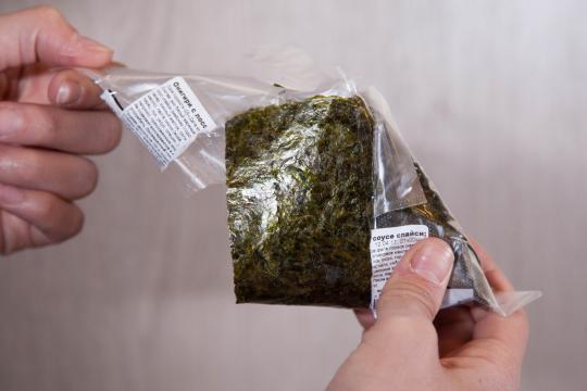 рис в листе нори треугольник название. 85000. рис в листе нори треугольник название фото. рис в листе нори треугольник название-85000. картинка рис в листе нори треугольник название. картинка 85000. Онигири – это довольно распространенное блюдо Японии, которое готовится из пресного риса. Наряду с суши, оно пользуется большой популярностью. Но считать онигири одним из видов суши, является ошибкой, так как это вполне самостоятельное блюдо со своей историей. Но в ресторанах японской кухни можно встретить суши онигири.